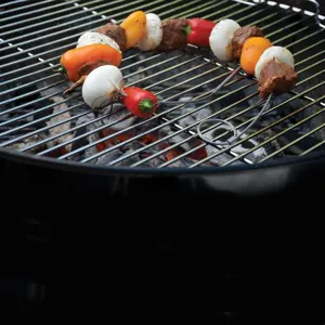 Brocheta de barbacoa de acero inoxidable flexible para asar carne y verduras fácilmente al aire libre.