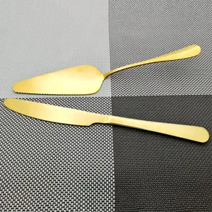 Detail van de goudkleurige rvs taartmes en schep set voor bruiloften en feestjes
