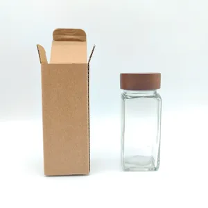 Pot à épices carré en verre avec couvercle en bois et boîte en carton vue de détail cuisine