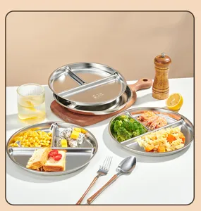 Assiette divisée en acier inoxydable à 3 compartiments, vue détaillée pour repas diététique.