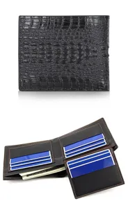 Detailweergave van een zwarte herenportemonnee met krokodillenprint en pasvakjes.