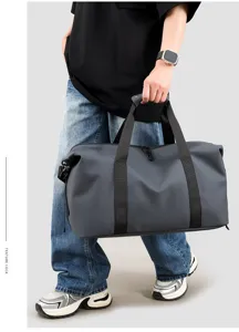 Homme tenant un grand sac de fitness gris mat en matériau imperméable pour voyage