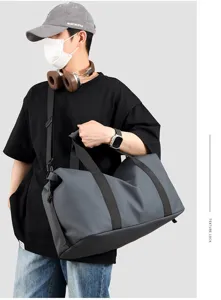 Sac de sport gris imperméable pour homme, idéal pour l'entraînement et les voyages.