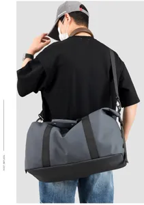 Vue arrière d'un homme portant un sac de sport gris étanche pour le fitness et voyage