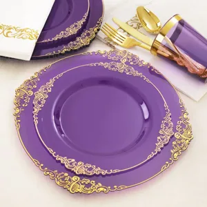 Gros plan détaillé d'assiettes jetables violettes de luxe avec motifs dorés gaufrés