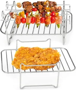 Detailansicht des rechteckigen Edelstahl-Grillrosts für Heißluftfritteusen mit Speisen.