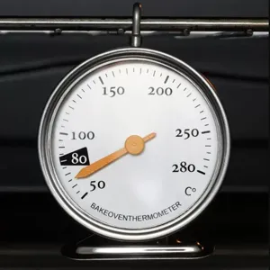 Edelstahl Ofenthermometer Zifferblatt Detailaufnahme mit klarer Skala zum Backen.