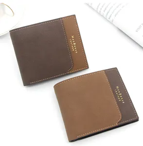 Primer plano de dos carteras cortas de cuero mate para hombre con letras doradas