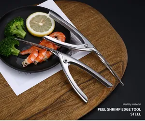 Éplucheur de crevettes en acier inoxydable avec des crevettes sur planche en bois