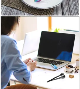 Vue lifestyle d'une pince de cuisine en acier inoxydable noir sur un bureau avec du café