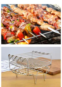 Zweistöckiges Heißluftfritteuse-Rack aus Edelstahl mit gegrillten Spießen auf Holztisch