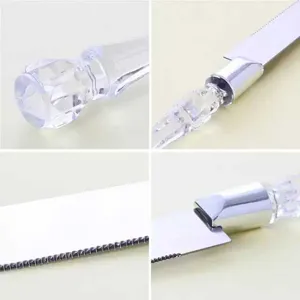 Detailansicht des Hochzeitstortenmesser und Servierset mit Kristallgriff aus Edelstahl.