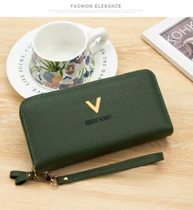 Vue macro détaillée du portefeuille vert foncé en cuir grainé avec double fermeture éclair