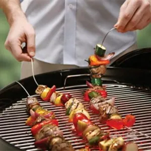 Vista detallada de brochetas de barbacoa flexibles de acero inoxidable plegables.