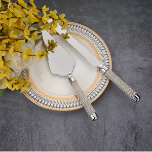 Dettaglio dei manici in strass scintillanti sul set di coltello e pala per torta in acciaio