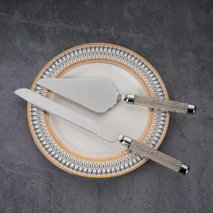Elegante set per servire torte in acciaio inox con manici in strass su un piatto