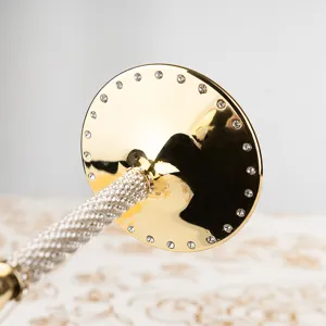 Primo piano della base dorata di un calice in acciaio inox con eleganti inserti strass