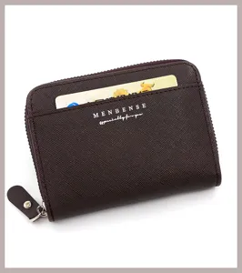 Cartera de hombre en cuero marrón oscuro con cremallera y ranura exterior para tarjetas.