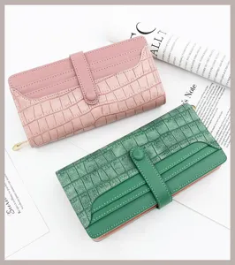 Vue détaillée de portefeuilles longs pour femmes avec texture croco et fentes cartes