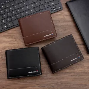 Tres colores clásicos de billeteras cortas de cuero para hombres sobre un escritorio