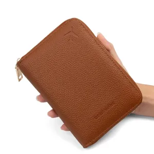 Portapassaporto in pelle marrone con motivo litchi, protezione RFID e chiusura lampo