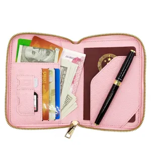 Porta passaporto RFID in pelle rosa con cerniera e scomparti per carte.
