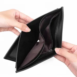 Cartera corta de cuero negro para hombre que muestra compartimentos