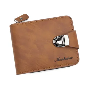 Portefeuille court marron pour homme avec fermoir en métal et fermeture éclair sur fond blanc