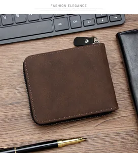 Primo piano di un portafoglio corto da uomo marrone con cerniera in metallo premium.