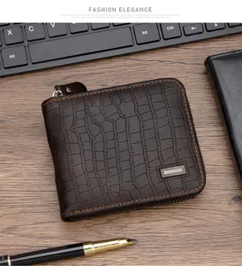 Primer plano detallado de la cartera para hombre marrón oscuro con grabado de cocodrilo y cremallera