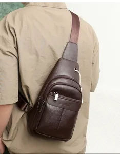 Vista detallada del bolso de pecho marrón de piel granulada para hombre