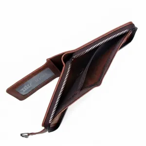 Portafoglio corto da uomo marrone a tre ante con zip perimetrale e scomparti per carte