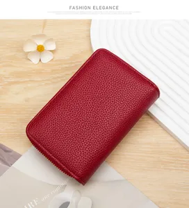 Primer plano de la textura de cuero rojo en una cartera portatarjetas con cremallera