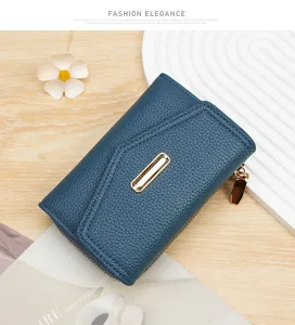Vista detallada de la textura de cuero de grano azul en una elegante cartera corta