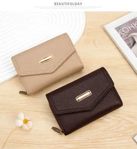 Primer plano de carteras para mujer con textura de grano y herrajes dorados