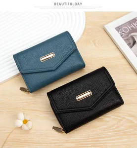 Vista detallada de la cartera corta para mujer en cuero granulado con hebilla metal