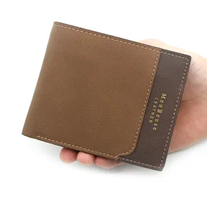 Elegante billetera corta de hombre en cuero mate marrón con inscripción de marca dorada