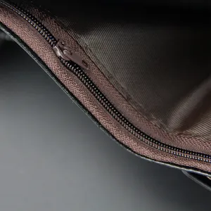 Détail du compartiment intérieur zippé d'un portefeuille pour hommes