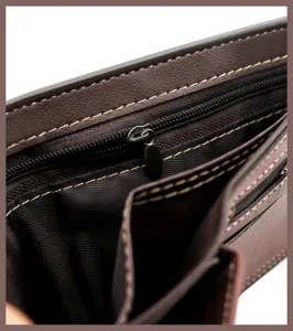 Detalle de cerca de billetera marrón para hombre con bolsillo con cremallera y ranuras