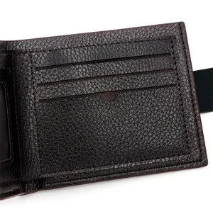 Nahaufnahme der internen Kartenfächer in einer dunkel strukturierten Leder-Brieftasche.