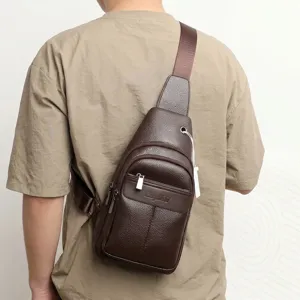 Bolso de pecho para hombre con textura litchi en marrón oscuro, bandolera