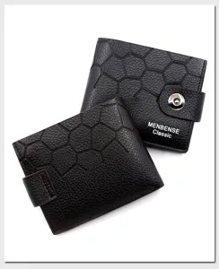 Detailansicht kurzer Herren-Lederbrieftaschen mit Steingittermuster und Magnetverschluss.