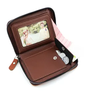 Vista detallada del interior de cartera de cuero marrón con bolsillo para monedas