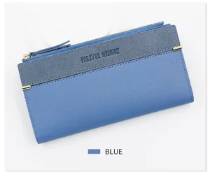 Detailweergave van een stijlvolle tweekleurige blauwe matte lederen portemonnee voor dames.