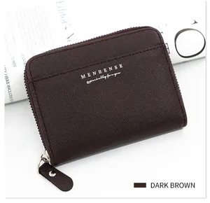 Detalle macro de la cartera corta de hombre en cuero marrón oscuro con cremallera