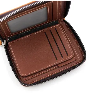 Primer plano de las ranuras para tarjetas y la ventana ID en una cartera marrón de hombre.