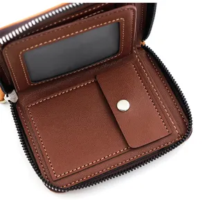 Detalle interior de una cartera para hombre en cuero cruzado con ranuras para tarjetas