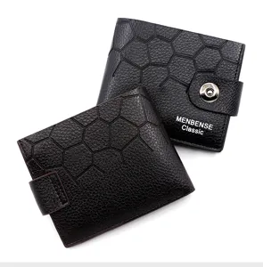 Detail einer Herren-Geldbörse mit geprägtem Sechseck-Muster und Magnetverschluss.