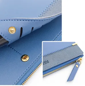 Detailopname van blauwe matte damesportemonnee met gouden rits en drukknoop
