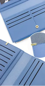 Gedetailleerd aanzicht van de blauwe matte portemonnee met kaartsleuven en gouden gesp.
